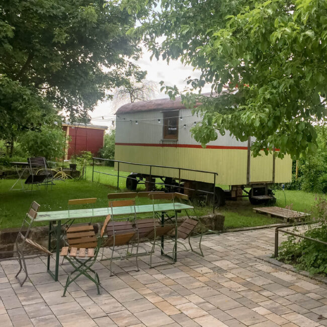 in der alten Gärtnerei Bauwagen